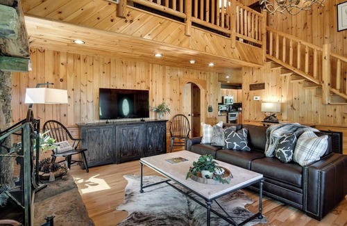 Sylva Cabin | 🌟Fall Leaves 25% Off New Hot Tub WCU 3 mi Sylva 5 mi Fire Pit Mtn Views Lg Screened Porch Swings Families Couples Smokeys Nat'l Park 23mi 🌟