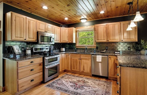 Sylva Cabin | 🌟Fall Leaves 25% Off New Hot Tub WCU 3 mi Sylva 5 mi Fire Pit Mtn Views Lg Screened Porch Swings Families Couples Smokeys Nat'l Park 23mi 🌟