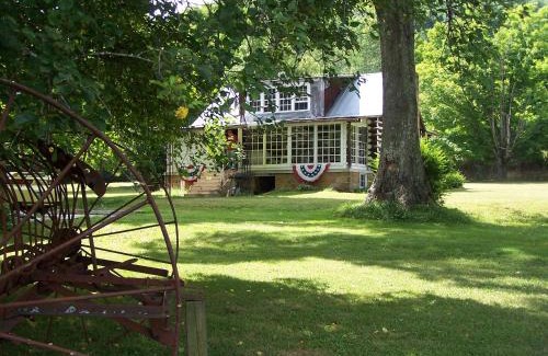 Kegley House | Fall leaves are here! Cabin off I-77, wonderful experience for 2!