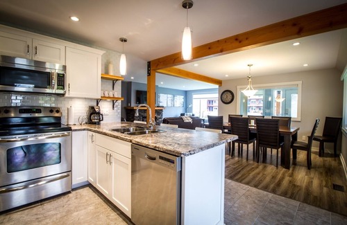 Revelstoke House | Fall Line Guesthouse | 4 Bedroom - 2 Bathroom - Hot Tub - Downtown