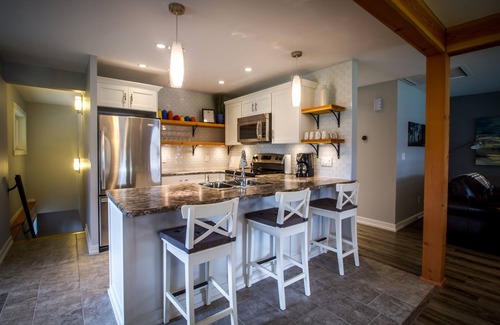 Revelstoke House | Fall Line Guesthouse | 4 Bedroom - 2 Bathroom - Hot Tub - Downtown