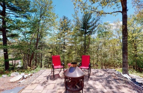 Fall River Apartment | Fall River Oasis Suite with 6 Person Hot Tub