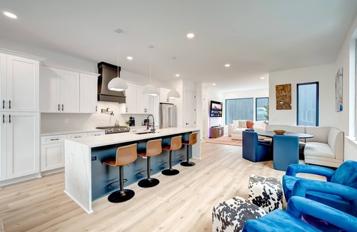 Hurwood Heights House | Fall rooftop deck, hot tub, game zone near Geodis Park
