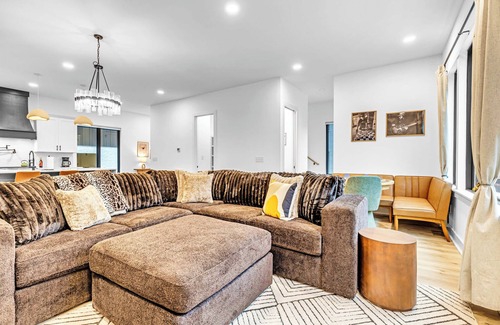 Hurwood Heights House | Fall rooftop deck with hot tub, game zone near Geodis Park