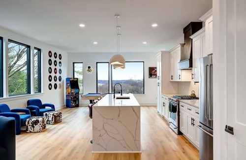 Hurwood Heights House | Fall rooftop hot tub, game zone, outdoor sauna near Geodis Park