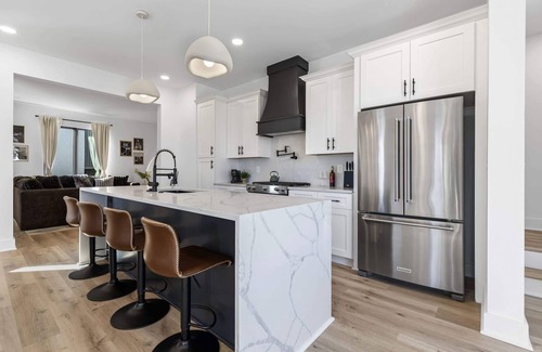 Hurwood Heights House | Fall rooftop hot tub, game room, outdoor kitchen near Geodis Park
