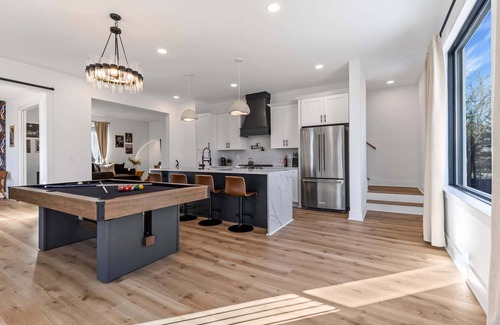 Hurwood Heights House | Fall rooftop hot tubs, games, chef kitchens near Geodis Park