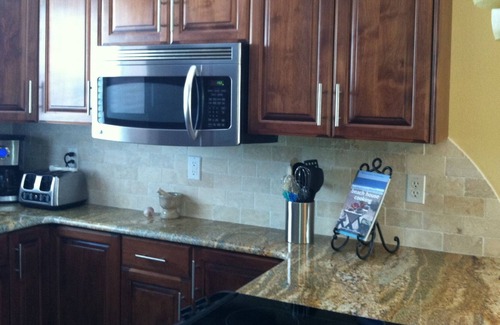 New Smyrna Beach Condo | FALL SpEciAL $90 nt* Beautiful 5 stars, $100. OCEANFRNT COMPLX, WIFI washer/dry