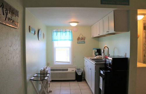 Gulf Shores Condo | Fall Special Book 2 nights Get 3rd free Park & Walk Beach Across the Street
