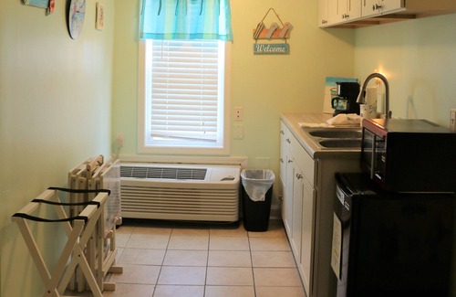 Gulf Shores Condo | Fall Special Book 2 nights Get 3rd free Park & Walk Beach Across the Street