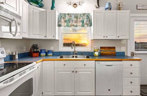 Carova Beach House | FALL SPECIAL Hot Tub ICE MACHINE Pet Friendly 4x4 vehicles