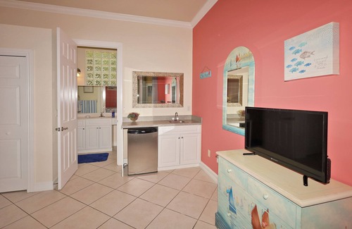 Naples Park House | Fall Specials email owner for more info. - Large 5 Bd-Pool- Spa-Walk to Beach