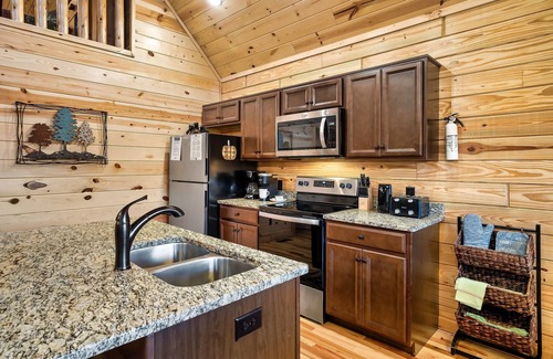 White Oak Lodge Cabin | Fall Specials! View Cabin, Fast WIFI, Multicade, Pool Table, Private Hot Tub!