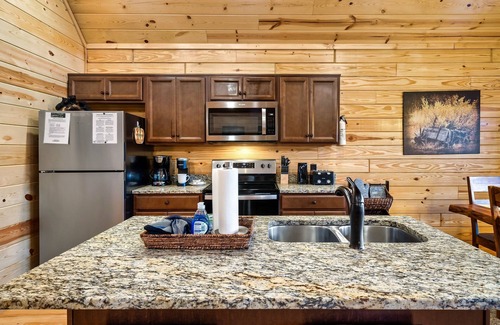 White Oak Lodge Cabin | Fall Specials! View Cabin, Fast WIFI, Multicade, Pool Table, Private Hot Tub!