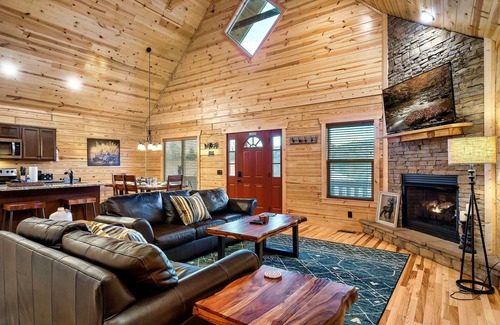 White Oak Lodge Cabin | Fall Specials! View Cabin, Fast WIFI, Multicade, Pool Table, Private Hot Tub!