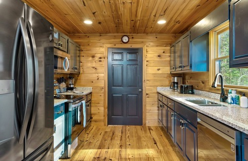 Blue Ridge Cabin | Fall splendor, Mountain Lake views HotTub Firepit Pool arcade games