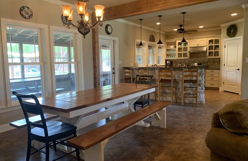 Smithville House | FALL UNDER THE STARS AT OUR UPSCALE, TEXAS VENUE. SLEEPS UP TO 20 GUESTS