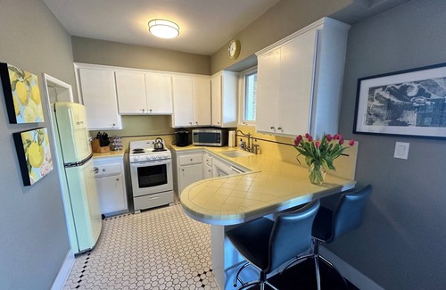 Fallbrook House | Fallbrook’s guest-pool house : An old Hollywood stars escape