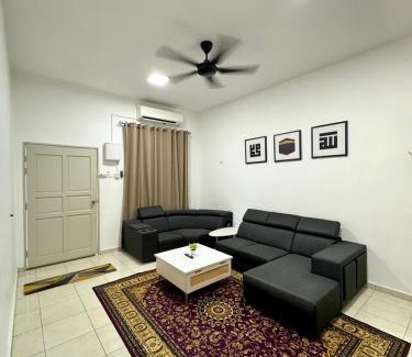 Malacca City House | Fallem's Homestay Melaka I 4 ROOMS I FULLY AIRCOND I 9 PAX I FREE WIFI I NETFLIX I INTEX POOL