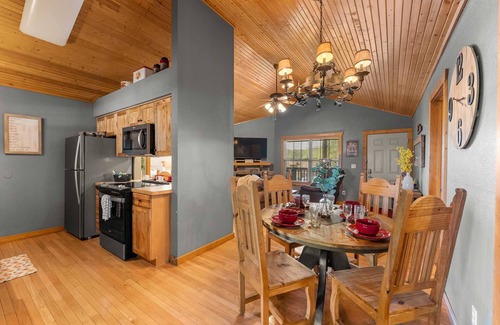 Reeds Spring Cabin | "Falling Leaf" Lodge - Stonebridge Resort by SDC -Short walk to Private Lake - SB100