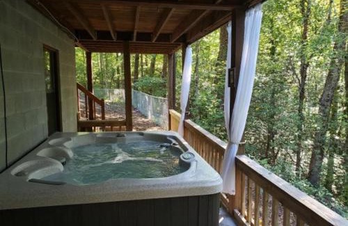 Blue Ridge House | Falling Leaf - Mountain Views, Hot Tub, Game Room, Pet Friendly - Blue Ridge, GA
