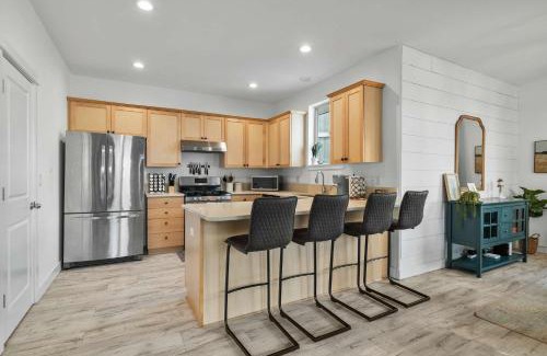Old Farm District House | Fam-Friendly- Hot-tub - 30min to MT Bachelor