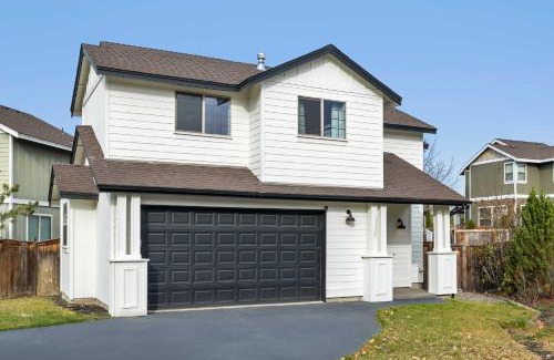 Old Farm District House | Fam-Friendly- Hot-tub - 30min to MT Bachelor