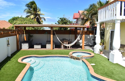 Jaburibari House | Familie huis met privé zwembad & jacuzzi stranden en natuur dichtbij Villa