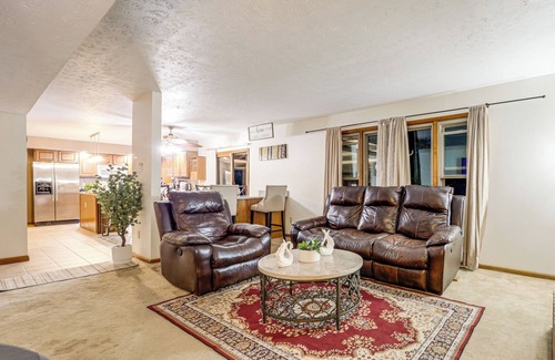 Dayton House | Families Welcome! Spacious Suburban Home in Dayton