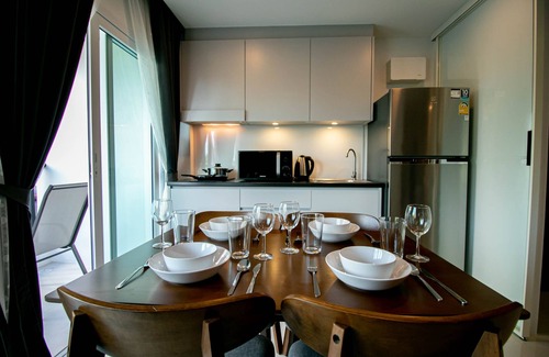 Kram Condo | Family 2 bdrm Private zone, Kitchen, High speed Wi-Fi near the lake and Beach