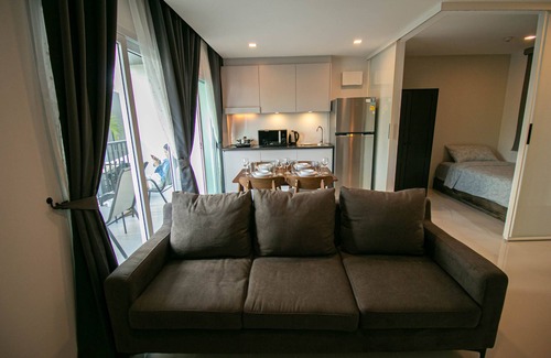 Kram Condo | Family 2 bdrm Private zone, Kitchen, High speed Wi-Fi near the lake and Beach