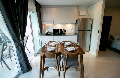 Kram Condo | Family 2 bdrm Private zone, Kitchen, High speed Wi-Fi near the lake and Beach