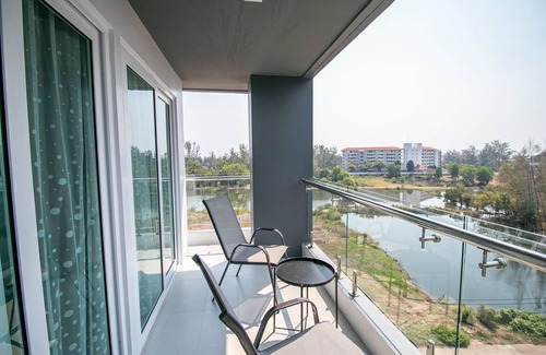 Kram Condo | Family 3 bdrm Sunset view, Balcony, Near the beach, Wi-Fi, Pools, Gym & Kitchen