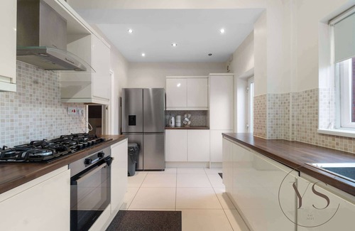 Wednesbury House | Family 5BR Home - Near M6, Parking & WiFi ❤️