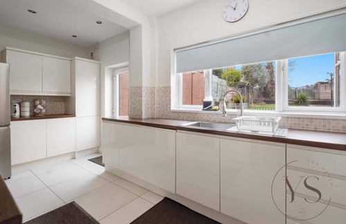Wednesbury House | Family 5BR Home - Near M6, Parking & WiFi ❤️
