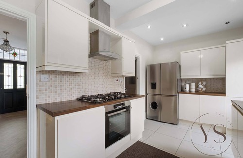 Wednesbury House | Family 5BR Home - Near M6, Parking & WiFi ❤️