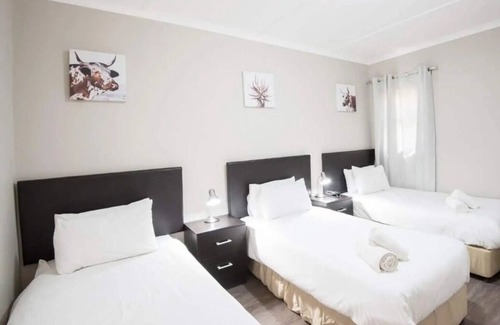 Windhoek House | Family Adventure Trip! Relaxing & Spacious, Onsite Swimming Pools!