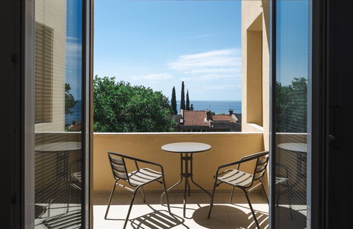 Petrovac Apartment | Family and couple-friendly apartment in Petrovac with the sea view