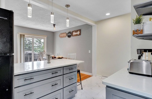 Town of Owasco House | Family and Dog friendly getaway, 5 minutes to Owasco Lake.