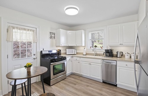 Warrendale House | Family and dog friendly☆3BR house☆Porch swing☆Mars☆PGH☆Cranberry