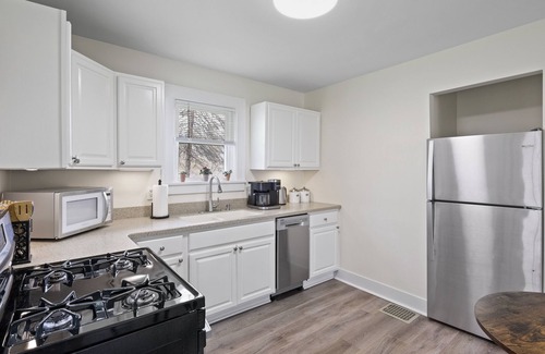 Warrendale House | Family and dog friendly☆3BR house☆Porch swing☆Mars☆PGH☆Cranberry
