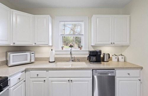 Warrendale House | Family and dog friendly☆3BR house☆Porch swing☆Mars☆PGH☆Cranberry