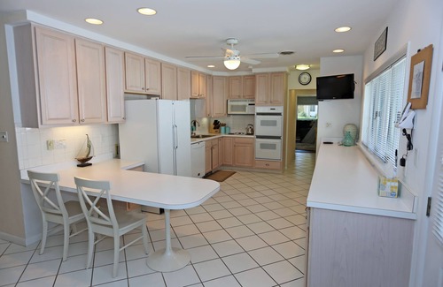 South Rehoboth House | Family and Friends Favorite 3 Blocks to the Beach - sleeps 10-12