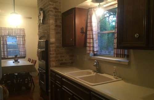 Vance Jackson House | Family and Pet friendly