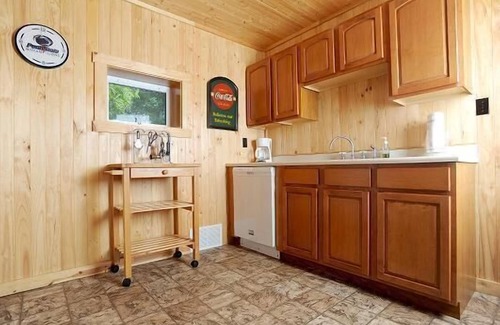 Munson Cabin | Family and Pet friendly, Lodge makes great location for events.