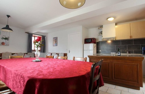 Cerences Cottage | Family and Pet-Friendly Home with Garden, Ping-Pong, and BBQ