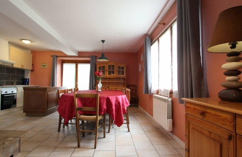 Cerences Cottage | Family and Pet-Friendly Home with Garden, Ping-Pong, and BBQ