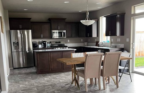 Alvadore House | Family and Pet Friendly House