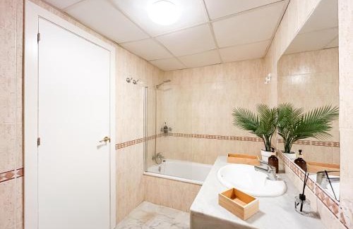 Castillo de Sabinillas Apartment | Family apartment 400 meters from the beach, with internet and pool