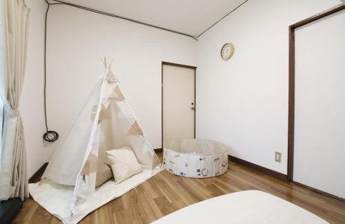 Kamiikebukuro Apartment | Family Base池袋 プロジェクター2台導入 子どもが喜ぶ大型2段ベッドあり 池袋駅東口より徒歩12分